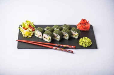 Japon suşi roll kayrak beyaz arka plan üzerinde yılları arasında görev yapmıştır