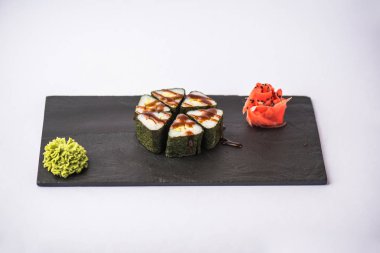 Japon unagi suşi roll kayrak beyaz arka plan üzerinde yılları arasında görev yapmıştır