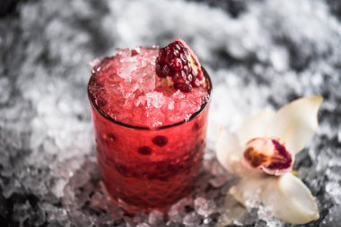 Kokteyl cam buz ile koyu arka plan üzerine Narlı