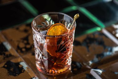 Alkol içki narenciye koyu arka plan üzerinde cam ile