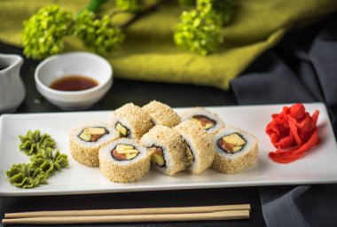 Siyah tabakta Japon geleneksel suşi roll bölümünü