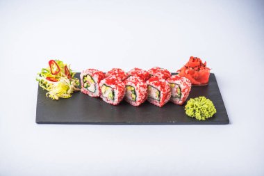 Japon suşi roll kayrak beyaz arka plan üzerinde yılları arasında görev yapmıştır