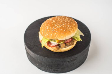 Burger. Beyaz arka plan üzerinde hamburger yakın çekim 
