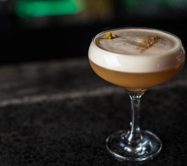 ekşi kokteyl cam üzerinde koyu arka plan bulanık Close-Up