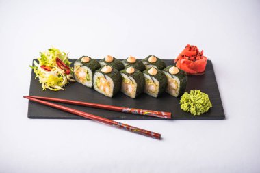 Japon suşi roll kayrak beyaz arka plan üzerinde yılları arasında görev yapmıştır