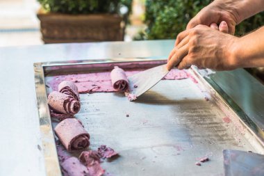 çilek ile dondurma yapma süreci, Şef eller metal tepsi üzerinde dondurma karıştırma
