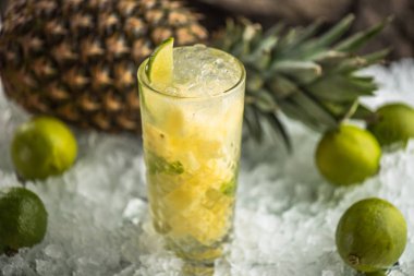 Tropikal egzotik kokteyl cam buz üstünde