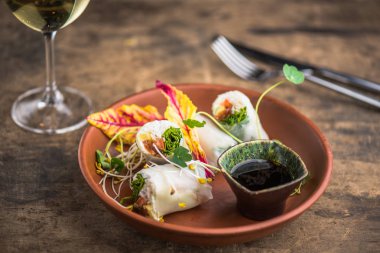 Plaka üzerinde soya sos ile lahanası ile süslenmiş böreği