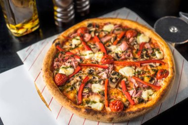 et ve sebze ile güzel pişmiş pizza yakından görmek karanlık yüzeyi 