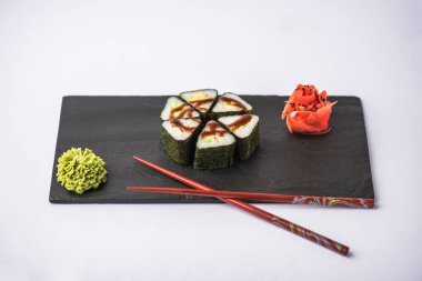 Japon unagi suşi roll kayrak beyaz arka plan üzerinde yılları arasında görev yapmıştır