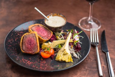 Ton balığı tabakta sebze salatası ile