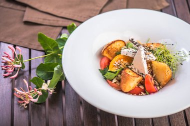 İncelik sebze salatası peynir ve ahşap masa beyaz tabakta servis kruton