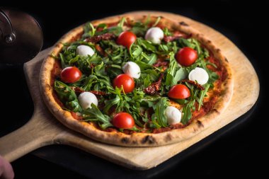 Pizza taze domates, roka ve mozzarella peyniri ahşap 