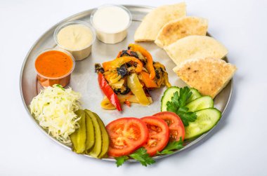 Aperatif tabak kızarmış ve taze sebze, soslar ve beyaz zemin üzerine ekmek