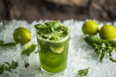 Kokteyl cam fesleğen, limon ve buz üzerinde salatalık ile