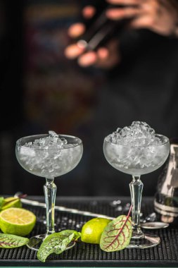 ekşi yeşil kokteyl gözlük ile buz sayacı hizmet alkol yapma