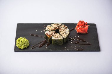 Japon unagi suşi roll kayrak beyaz arka plan üzerinde yılları arasında görev yapmıştır