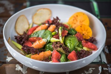 Taze sebze salatası somon ve kruton kase