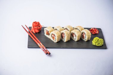 Japon suşi rulo ile kayrak beyaz zemin üzerine alınarak balık