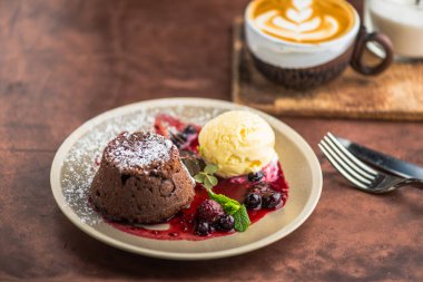 Tatlı dondurma ile. Çikolatalı kek