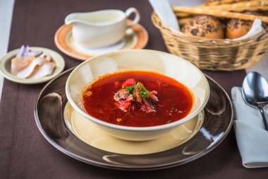 Ekmek ile masa üzerinde kase geleneksel Borsch