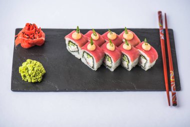 Japon suşi rulo ile kayrak beyaz zemin üzerine alınarak ton balıklı