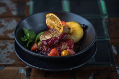 Taze çilek ile yağda kavrulmuş Dana eti