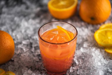 Turuncu kokteyl cam malzemelerle buzda