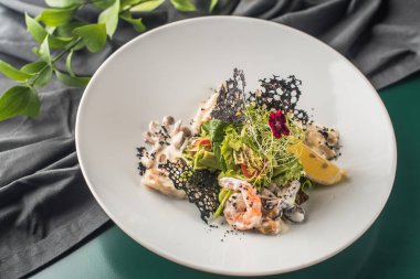 Deniz ürünleri meze koyu arka plan üzerinde beyaz plaka üzerinde