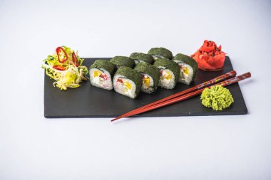 Japon suşi roll kayrak beyaz arka plan üzerinde yılları arasında görev yapmıştır