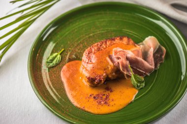 Yeşil tabakta kızarmış biftek sosu ile