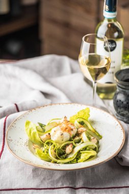 Kumaş üzerine plaka peynirli sebze salatası