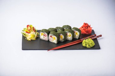 Japon suşi roll kayrak beyaz arka plan üzerinde yılları arasında görev yapmıştır