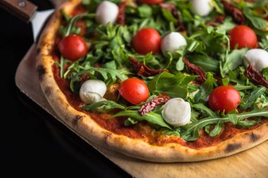 Pizza taze domates, roka ve mozzarella peyniri ahşap 