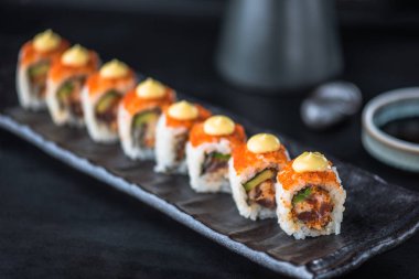 Siyah tabakta Japon Suşi roll