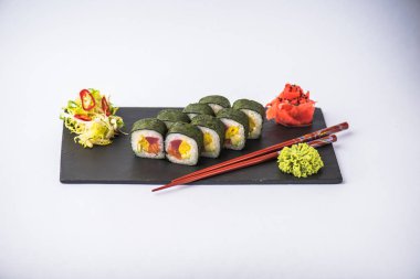 Japon suşi roll kayrak beyaz arka plan üzerinde yılları arasında görev yapmıştır