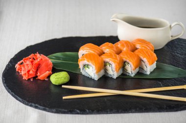 Japon Suşi roll kayrak üzerinde çubuklarla hizmet.