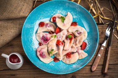 Mavi tabakta çilek ve reçel ile tatlı köfte