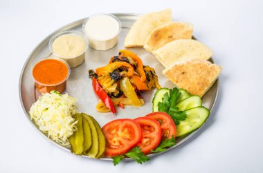 Aperatif tabak kızarmış ve taze sebze, soslar ve beyaz zemin üzerine ekmek