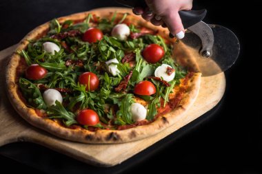 taze domates, pizza Dilimleme el roka ve mozzarella peyniri