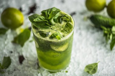 Kokteyl cam fesleğen, limon ve buz üzerinde salatalık ile