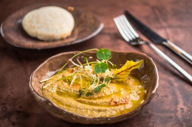 Kahverengi masa üzerinde kase taze lahanası ile süslenmiş aperatif DIP