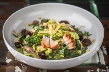 Balık ve beyaz kase hizmet salamura mantar salatası