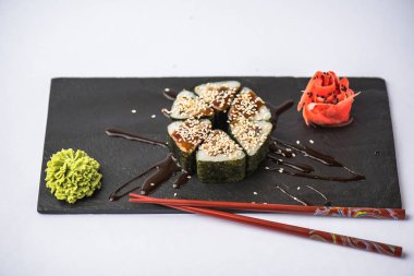 Japon unagi suşi roll kayrak beyaz arka plan üzerinde yılları arasında görev yapmıştır