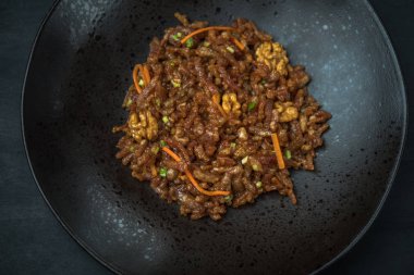 Oryantal yemekler siyah kasede servis