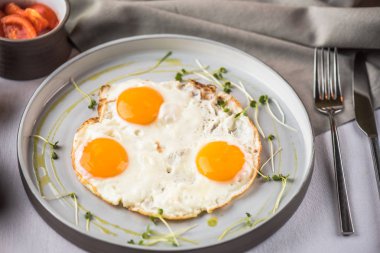 Tabakta yumurta ile kahvaltı