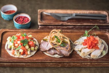 farklı aperatif plakaları üzerinde ahşap kurulunda görev yapmaktadır.