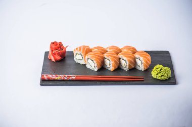 Kayrak beyaz zemin üzerine alınarak Japon philadelphia suşi roll