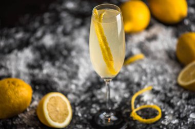 Buz ile koyu arka planda limon suyu ile cam kokteyl