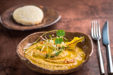 Kahverengi masa üzerinde kase taze lahanası ile süslenmiş aperatif DIP